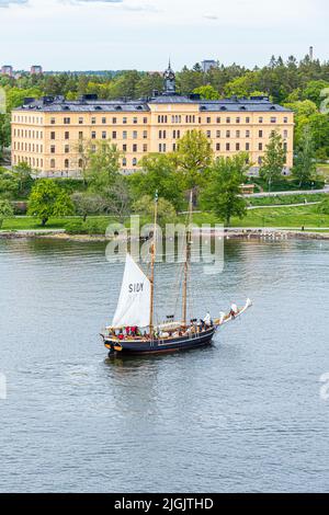 Le voilier 'Ellen' qui passe devant l'école Campus Manilla sur l'île de Djurgården dans l'archipel de Stockholm, en Suède Banque D'Images