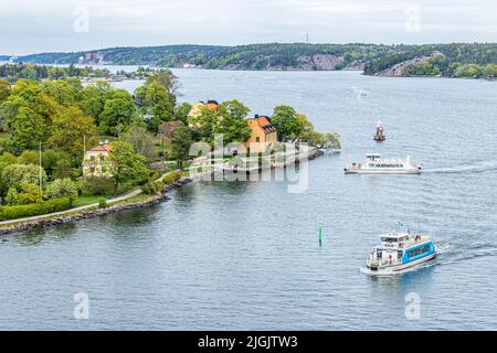 Le navire à passagers 'jovagen' passant le ferry pour Blockhusudden sur l'île de Djurgården, dans l'archipel de Stockholm, en Suède Banque D'Images