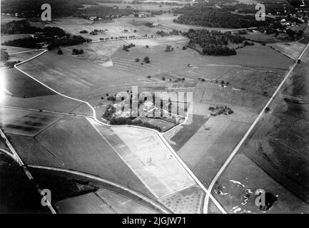 Flygfoto Air photo au-dessus de Vedebylund entouré de terres arables. La ferme construite en 1870s. Banque D'Images