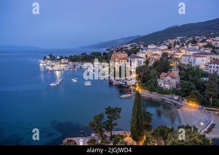 Vue au crépuscule sur la ville et Lungomare, Opatija, Croatie Banque D'Images