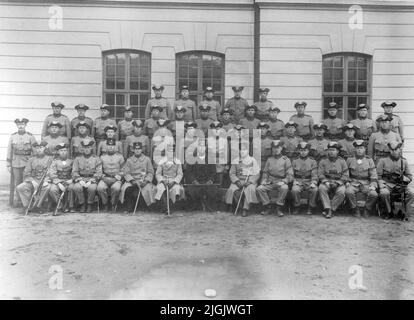 Infanteri Karlskrona régiment de grenadiers à Gräsvik. Mise à niveau au dos de la photo: De gauche Serg W Carlsson, lieutenant L. Cronquist, capitaine W Silfwermolpe, Fanj A. Frang ', Banque D'Images