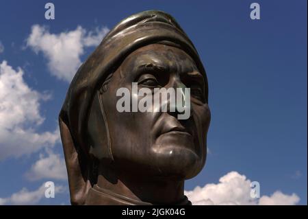 Visage de bronze du poète Dante Alighieri (c. 1265-1321) à l'entrée du château médiéval dei Conti Guidi (château des comtes de Guidi) à Poppi, Toscane, Italie. Banque D'Images