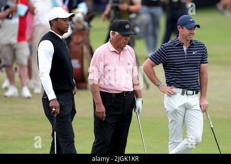 Tiger Woods (à gauche), Lee Trevino et Rory McIlroy (à droite) de Team Woods sur le fairway 1st lors de l'événement R&A Celebration of Champions au Old course, à St Andrews. Date de la photo: Lundi 11 juillet 2022. Banque D'Images