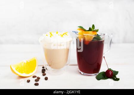 Verres à Latte et à sangria sur fond blanc Banque D'Images