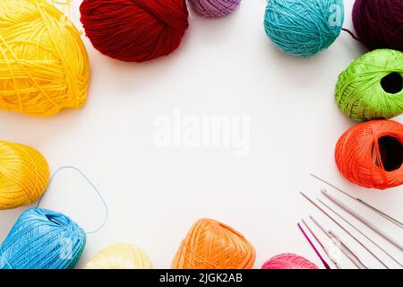 Filets colorés et accessoires de tricot cadre Banque D'Images