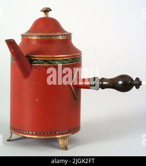 Kaffekanna cafetière en étain laqué rouge avec table en or et noir. Au-dessous du bas marqué: O. Richman, Falun et Sandsberg. Forme cylindrique droite, brûlée avec une petite section d'épaule en pente à l'estuaire. (Début du 19th siècle ?) Signal sonore de position assise droite, ascendante et élevée. Secouer tout droit d'un côté dans la plaque en étain et tourné de bois brun foncé, petite boule blanche de jambe à l'extrémité trois petits pieds référencés de couleur or. Couvercle avec bouton doré. Tableau des motifs : sur le couvercle, sous l'épaule, au bas de l'or, noir ou vert. Acheté en 1907 auprès de Handl. CL Wollins Sterbhus. Banque D'Images