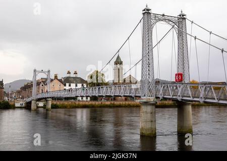 Inverness, Écosse - 8 octobre 2021 : le pont historique de la rue Greig qui s'étend sur la rivière Ness dans la ville d'Inverness, Écosse. Banque D'Images