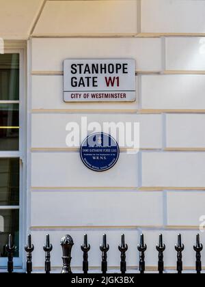 Stanhope Gate London W1 - plaque commémorative - sur ce site en janvier 1918, Dame Katharine Furse G.B.E. a établi le premier siège social de la W.R.N.S. Banque D'Images