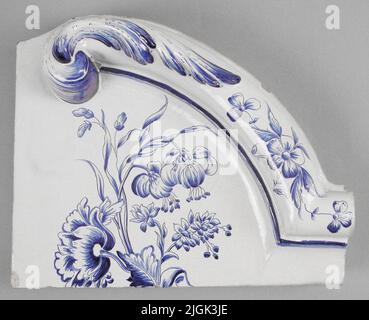 Kakel Tile pour poêle en faïence (6), blanc émaillé avec couronne de décor bleu, arrondi avec un vase, blanc émaillé avec décor de fleurs bleues et motifs d'oiseaux. (2 demi-couronne). Secousse de natation avec des brindilles de fleurs. Il manque un bit sur deux mosaïques. A déjà été dans le quartier de Bonde 2, Admiralty Square 27. Don 1904 par Mme Nilsson, Karlskrona. Banque D'Images