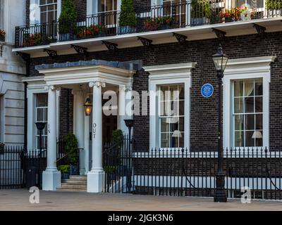 Le Club naval et militaire au pas de 4 St James's Square Londres. Une maison géorgienne de 1726-28 par Edward Berger. Ancienne maison de Nancy Astor (plaque bleue) Banque D'Images