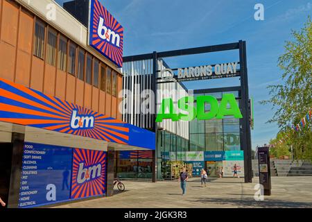 Les magasins Asda et B&M du nouveau centre de Barons Quay dans le centre-ville de Northwich, Cheshire, Angleterre, Royaume-Uni. B&M a remplacé M&S en 2021. Banque D'Images