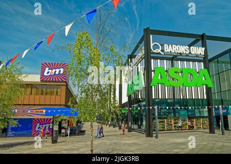 Les magasins Asda et B&M du nouveau centre de Barons Quay dans le centre-ville de Northwich, Cheshire, Angleterre, Royaume-Uni. B&M a remplacé M&S en 2021. Banque D'Images