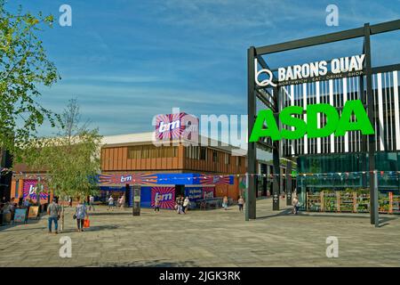 Les magasins Asda et B&M du nouveau centre de Barons Quay dans le centre-ville de Northwich, Cheshire, Angleterre, Royaume-Uni. B&M a remplacé M&S en 2021. Banque D'Images