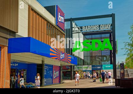 Les magasins Asda et B&M du nouveau centre de Barons Quay dans le centre-ville de Northwich, Cheshire, Angleterre, Royaume-Uni. B&M a remplacé M&S en 2021. Banque D'Images