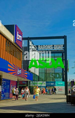 Les magasins Asda et B&M du nouveau centre de Barons Quay dans le centre-ville de Northwich, Cheshire, Angleterre, Royaume-Uni. B&M a remplacé M&S en 2021. Banque D'Images