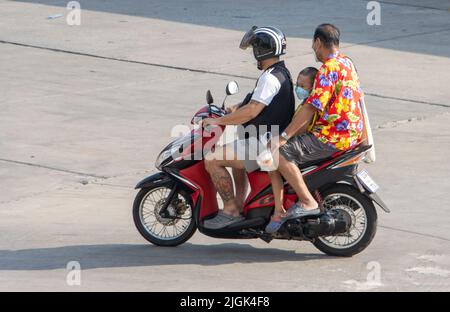 SAMUT PRAKAN, THAÏLANDE, APR 15 2022, Deux hommes manèges avec un garçon sur une moto. Banque D'Images