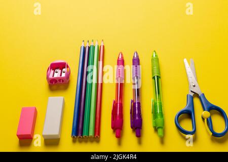 Image des outils de dessin de l'école sur une surface jaune avec espace de copie Banque D'Images