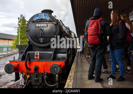 Fort William, Écosse - 9 octobre 2021 : le célèbre train à vapeur Jacobite qui part de fort William et traverse le viaduc de Glenfinnan jusqu'à Mal Banque D'Images