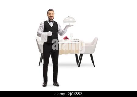 Serveur tenant une assiette à gâteau vide devant une table isolée sur fond blanc Banque D'Images