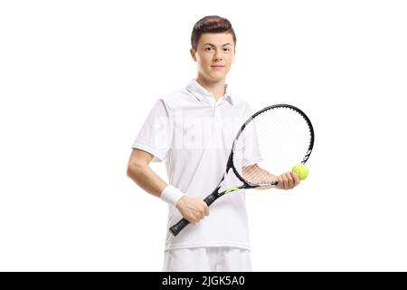 Jeune joueur de tennis masculin debout et tenant une balle et une raquette isolées sur fond blanc Banque D'Images