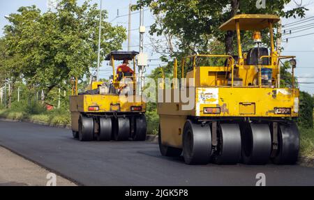 Les rouleaux de route travaillent à la construction de l'autoroute Banque D'Images