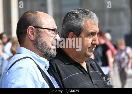 Deux hommes aux cheveux gris regardent avec intérêt dans la même direction Banque D'Images