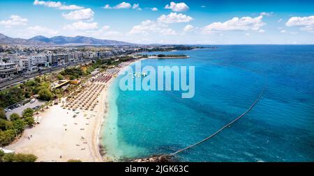 Vue aérienne de la plage d'Akti Iliou sur la côte sud d'Athènes Banque D'Images