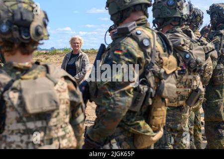 11 juillet 2022, Saxe-Anhalt, Gardelden/OT Letzlingen: La ministre allemande de la Défense Christine Lambrecht (SPD) participe à un compte-rendu d'un exercice au Centre d'entraînement au combat de l'Armée de terre. À l'installation d'entraînement près de Gardeldelden, le ministre a eu une idée de la façon dont les soldats sont préparés à leur déploiement. Environ 700 hommes et femmes y suivent actuellement une formation pour leur déploiement au Mali en Afrique de l'Ouest. Photo: Klaus-Dietmar Gabbert/dpa Banque D'Images