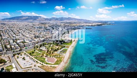 Vue aérienne de la région de Kalamaki au sud de la Riviera d'Athènes Banque D'Images