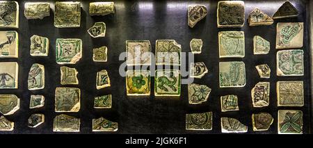 Exposition de tuiles anciennes dans le Palais Papal d'Avignon, France Banque D'Images