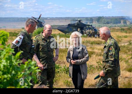 11 juillet 2022, Saxe-Anhalt, Gardelden/OT Letzlingen: Lieutenant-colonel René Braun (l-r) du Centre d'entraînement au combat de l'armée, major général Ruprecht von Butlar, commandant de la division Armored 10th, ministre de la Défense allemande Christine Lambrecht (SPD) et colonel Michael Knoke, Le chef du Centre d'entraînement au combat s'est parlé en marge d'un exercice au Centre d'entraînement au combat de l'Armée de terre. À l'installation d'entraînement près de Gardeldelden, le ministre a eu une idée de la façon dont les soldats sont préparés à leur déploiement. Environ 700 hommes et femmes y sont actuellement formés pour leur déploiement Banque D'Images