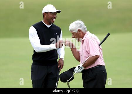 Tiger Woods (à gauche) et Lee Trevino de Team Woods fêtent après la conclusion du trou de 18th trous lors de l'événement R&A Celebration of Champions au Old course, à St Andrews. Date de la photo: Lundi 11 juillet 2022. Banque D'Images
