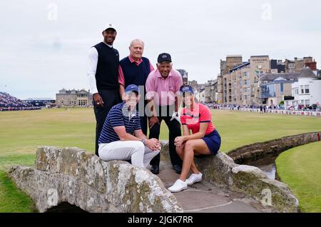 Team Woods - Tiger Woods, Rory McIlroy, Georgia Hall et Lee Trevino posent pour une photo sur le pont Swilcan avec pendant Jack Nicklaus l'événement R&A Celebration of Champions au Old course, à St Andrews. Date de la photo: Lundi 11 juillet 2022. Banque D'Images