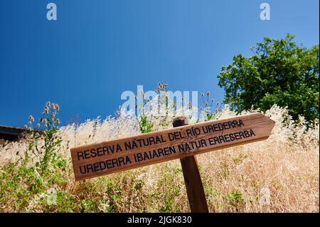 Poste de signalisation de la réserve naturelle Urederra, Baquedano, Navarre, Espagne, Europe Banque D'Images