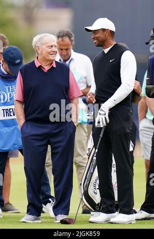 Tiger Woods et Jack Nicklaus lors de l'événement R&A Celebration of Champions au Old course, à St Andrews. Date de la photo: Lundi 11 juillet 2022. Banque D'Images