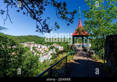 Gloriette près de Deer Jump Lookout avec une vue exceptionnelle sur Karlovy Vary dans la région de Karlovy Vary en République tchèque Banque D'Images