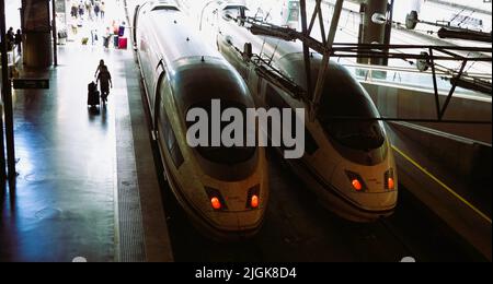 Les trains À grande vitesse AVE exploités par Renfe à la gare de Madrid attendent le départ pour Barcelone Banque D'Images