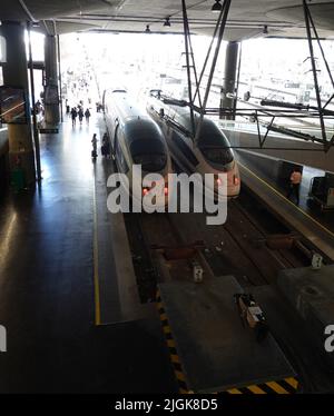 Les trains À grande vitesse AVE exploités par Renfe à la gare de Madrid attendent le départ pour Barcelone Banque D'Images