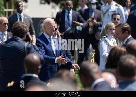 Le président des États-Unis Joe Biden salue les membres du Congrès après avoir prononcé des remarques lors d'un événement marquant l'adoption de la loi bipartisane Safer Communities Act à la Maison Blanche à Washington, DC, lundi, 11 juillet 2022. Crédit : Chris Kleponis/CNP/MediaPunch Banque D'Images