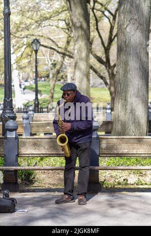 Joueur de saxophone afro-américain solitaire à Central Park Banque D'Images