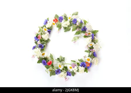 Couronne de fleurs sauvages isolée sur fond blanc Banque D'Images