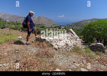 Homme / marcheur se tient près d'une petite source près du village déserté de micro Chorio, île de Tilos, Dodécanèse. Près de Rhodes. Mai 2022. Ressort. Banque D'Images