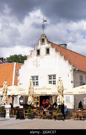 Le pub-restaurant estonien est ouvert aux personnes qui se trouvent à l'extérieur d'un pub-restaurant en été, à Kuressaare, Saarema, Estonie Europe Banque D'Images
