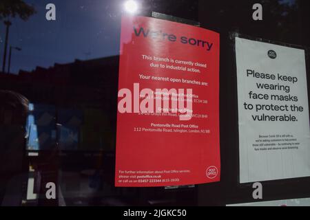 Londres, Royaume-Uni. 11th juillet 2022. Fermeture du bureau de poste de Mount Pleasant dans le centre de Londres. Les membres du Syndicat des travailleurs et travailleuses des communications (CWU) ont fait grève dans 114 bureaux de poste de la Couronne pour des différends sur la rémunération. Credit: Vuk Valcic/Alamy Live News Banque D'Images