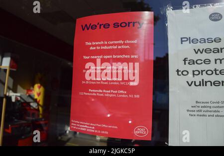 Londres, Royaume-Uni. 11th juillet 2022. Fermeture du bureau de poste de Mount Pleasant dans le centre de Londres. Les membres du Syndicat des travailleurs et travailleuses des communications (CWU) ont fait grève dans 114 bureaux de poste de la Couronne pour des différends sur la rémunération. Credit: Vuk Valcic/Alamy Live News Banque D'Images