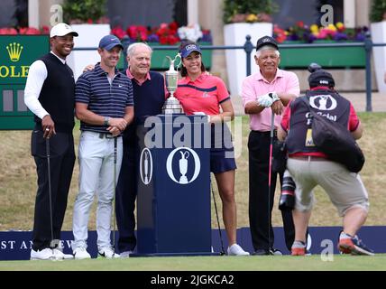 St Andrews, Fife, Écosse, Royaume-Uni. St Andrews, Fife, Écosse, Royaume-Uni. 11th juillet 2022, Old course at St Andrews, St Andrews, Fife, Écosse; les activités de pré-présentation du Championnat de golf ouvert; Tiger Woods, Rory McIlroy, Jack Nicklaus, Georgia Hall et Lee Trevino posent pour une photo avec la carafe de Claret lors de l'événement Celebration of Champions Credit: Crédit pour les images de sports action plus/Alamy Live News : images de sports action plus/Alamy Live News Banque D'Images