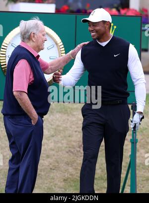 St Andrews, Fife, Écosse, Royaume-Uni. St Andrews, Fife, Écosse, Royaume-Uni. 11th juillet 2022, Old course at St Andrews, St Andrews, Fife, Écosse; les activités de pré-tournoi du championnat de golf ouvert; Jack Nicklaus parle avec Tiger Woods lors du premier tee de l'événement Celebration of Champions crédit: Action plus Sports Images/Alay Live News crédit: Action plus Sports Images/Alay Live News Banque D'Images