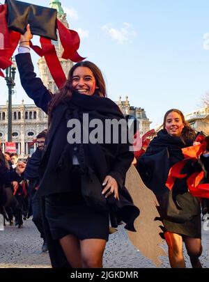 PORTO, PORTUGAL - 3 MAI 2022 : étudiants en cours de parade traditionnelle Queima das Fitas, Porto, Portugal Banque D'Images