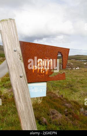 Panneau marquant le début du sentier de l'oiseau de proie au Loch Druidibeg, Uist du Sud Banque D'Images