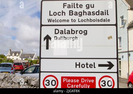 Bienvenue à Lochboisdale/Failte gu Loch Baghasdail, panneau de route bilingue à Lochboisdale, South Uist, Outer Hebrides, Écosse Banque D'Images